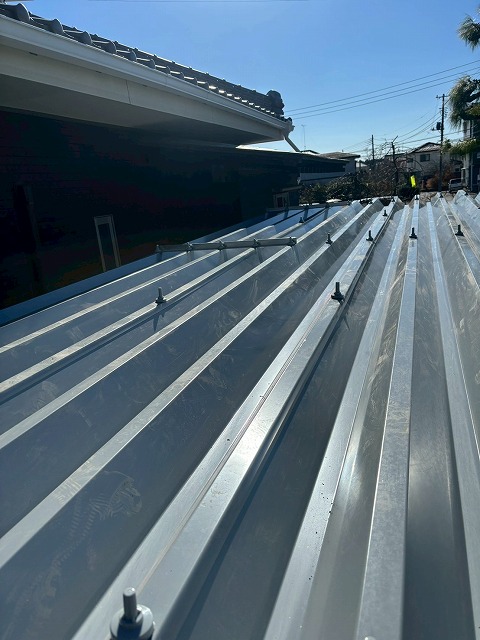 新しい折半屋根の取り付け